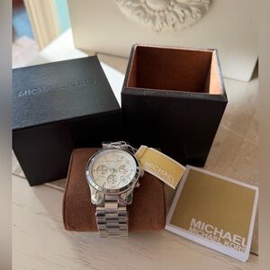 New Michael Kors MK5076 Runway Silver Chronograph Watch